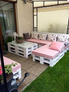 Dazzling Pallet Patio Seating Set | 101 Pallet Ideas Pallet Patio Furniture Diy, Patio Seating Sets, Pallet Garden Furniture, Pallet Patio Furniture, Pallet Patio, Pallet Ideas Easy, Wooden Pallet Furniture, Pallet Sofa, Backyard Furniture