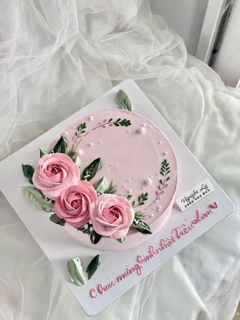 Cake Designs With Flowers Simple, Flower Piping Cake Design, Rose Flower Birthday Cake, Simple Cake Decorating Flowers, Flower Cake Fondant, Elegant Mother's Day Cake Ideas, Children Cake Design, Birthday Cake Flowers Elegant, August Cake Ideas