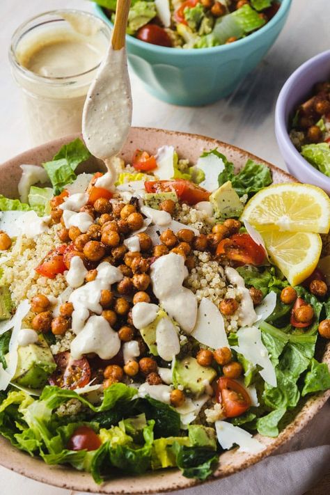 Salad Cleanse, Yogurt Caesar Dressing, Healthy Caesar Salad, Salad Meals, Healthy Dressing, Protein Salad, Vegetarian Meal Plan, Caesar Salad Recipe, Crispy Chickpeas