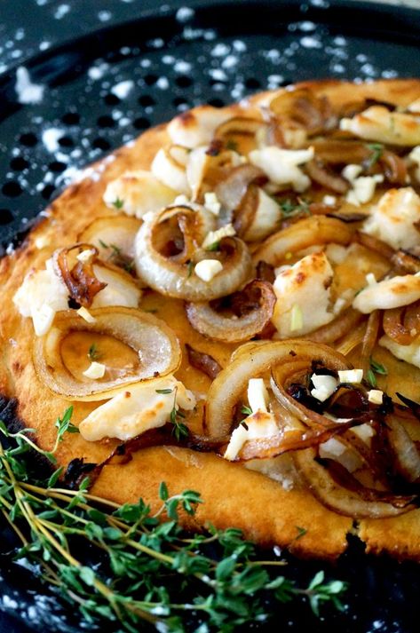 Dairy-free, grain-free Caramelized Onion & “Ricotta” Pizza – from my new ebook Enthused! If you follow me … Aip Pizza, Salmon Flatbread, Caramelized Onion Pizza, Ricotta Pizza, Autoimmune Paleo Diet, Paleo Pizza, Aip Paleo Recipes, Anti Oxidant Foods, Pumpkin Cranberry