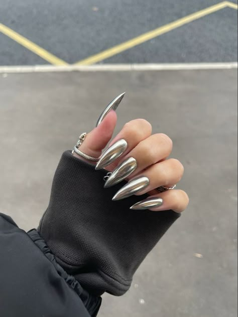 Lady Gaga Nails, Chrome Nails Silver, Gold Stiletto Nails, Nails Trend, Chrome Nails Designs, Hippie Nails, Shiny Nails, Metallic Nails, Trendy Nail Design