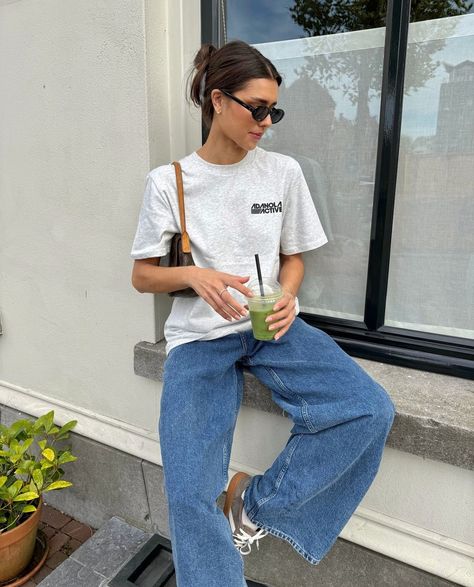 Large Shirt Outfit, Tshirt And Jeans Outfit, Jeans Outfit Inspiration, Blue Denim Jeans Outfit, White Tees Outfit, Oversize Tshirt Outfits, Spring Summer Capsule Wardrobe, Walking Outfits, Pants Adidas