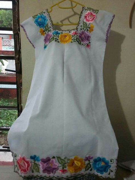 Hipil yucateco Mexican Dresses, Tank Top Fashion, Sleeveless Top, Textiles, Tank Tops, Sewing, Women's Top, Dresses, Tela