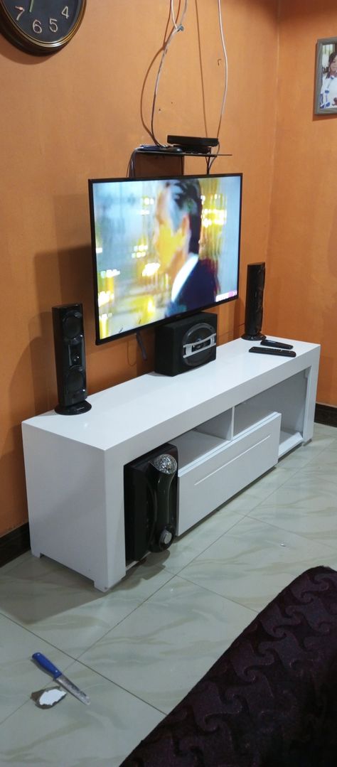 Tv Unit With Woofer Space, Tv Unit Table Design, Tv Stand Ideas Small Spaces, Showcase Design Furniture, T.v Unit Design, Tv Showcase Design, Minimalist Tv Stand, Tv Stand Modern Design, Sofa Cumbed Design