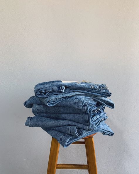 Jeans ✨✨✨ Denim Aesthetic Photography, Vintage Denim Aesthetic, Denim Photography, Jeans Photoshoot, Vintage Store Ideas, Product Shot Ideas, Flatlay Clothes, Denim Photoshoot, Denim Aesthetic