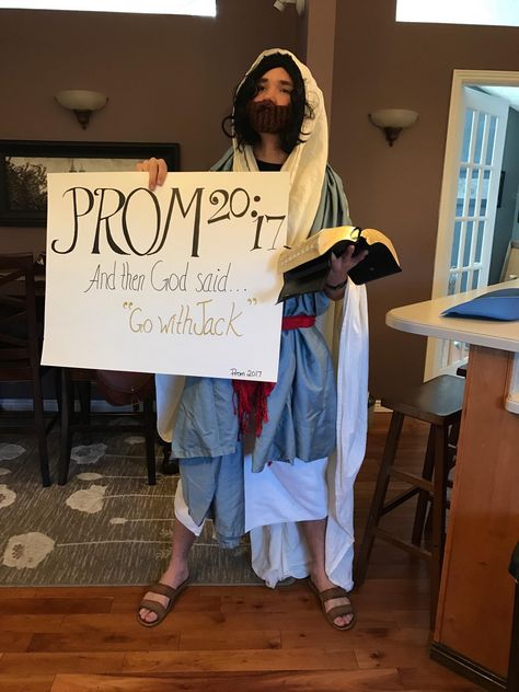 I'm over "promposals" but my little brother's actually made me laugh Funny Promposals, Football Relationship, Cute Promposals, Funny Prom, Prom Posters, Cute Homecoming Proposals, Cute Prom Proposals, Asking To Prom, Dance Proposal