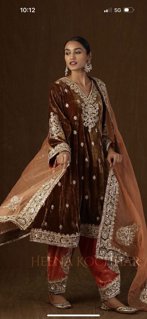 Punjabi Velvet Suit Design, Velvet Punjabi Suits, Pakistani Velvet Suits, Heena Kochhar, Velvet Dresses Outfit, Punjabi Suits Party Wear, Velvet Suit Design, Velvet Dress Designs, Anarkali Dress Pattern