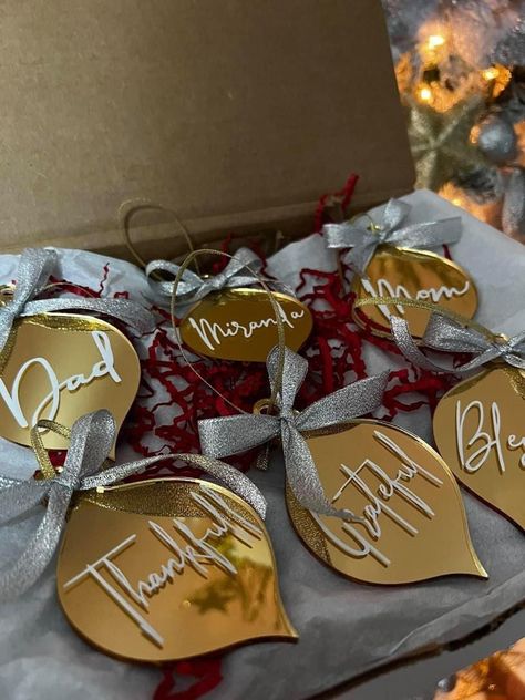 Acrilyc Christmas Ornaments, Acrylic Name Ornaments Diy, Christmas Acrylic Sign, Cricut Christmas Stockings, Personalized Acrylic Ornaments, Acrylic Christmas Decorations, Christmas Acrylic Ornaments, Christmas Ornaments Acrylic, Acrylic Rounds