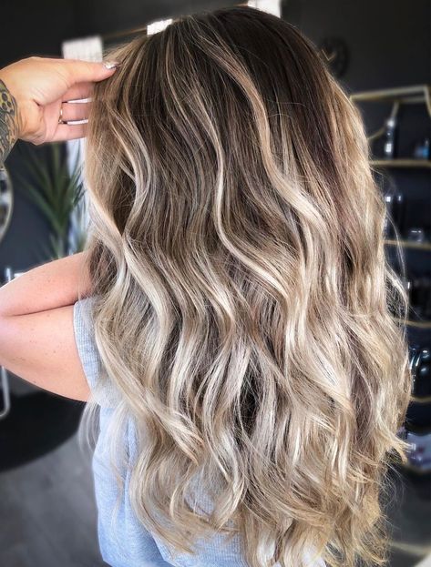 Balayage Hair Blonde Dark, Balayage With Dark Roots, Blonde Balayage Hair, Platinum Blonde Balayage, Balayage Hair Color Ideas, Balayage Hair Color, Blonde Balayage Highlights, Blonde Tips, Ash Blonde Balayage