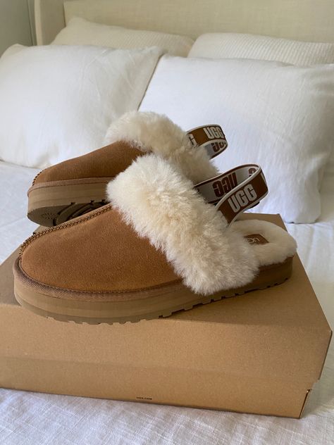 Ugg Uggs funkette slippers slides brown strap kids winter shoes aesthetic ski snow outfit cream christmas gift ideas holiday warm snowboard wishlist Funkette Ugg Slippers Outfit, Ugg Funkette, Outfits With Ugg Slides, Uggs With Strap, Ugg Cozy Slipper, Ugg Boot Slipper, Ugg Strap Slippers, Fluffy Ugg Slides, Brown Uggs Slippers