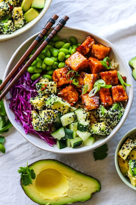 Rice Bowls Vegetarian, Tofu Sesame, Uni Meals, Avocado Rice, Vegetarian Bowls, Bowls Recipes, Poke Bowl Recipe, Avocado Bowl, Teriyaki Tofu