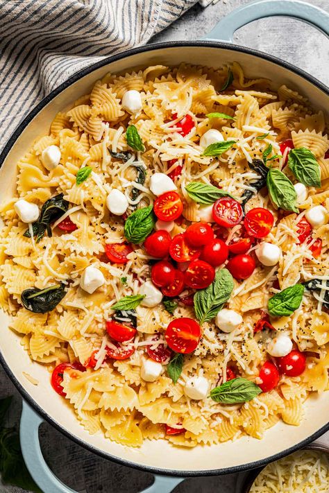 One Pot Caprese Pasta Dinner Ideas For Groups, Pasta With Fresh Mozzarella, Caprese Bake, Caprese Pasta Bake, Caprese Pasta Recipe, Chicken Caprese Pasta, Easy One Pot Pasta, Pasta With Cherry Tomatoes, Arugula Pasta