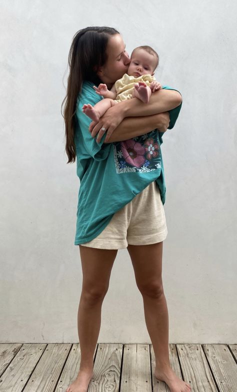 Mommy Summer Outfits, Mary Kate Robertson Outfits, Babysitter Outfit Summer, Nanny Outfit Ideas Summer, Babysitting Outfit Summer, Mary Kate Robertson Style, Summer Post Partum Outfits, Postpartum Outfits Summer, Bump Fits