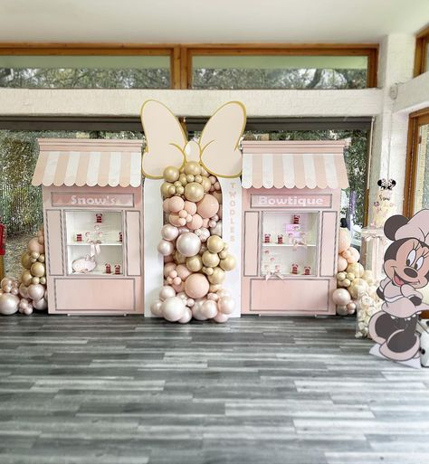 Manchester Event & Balloon Stylist | Are you even a Minnie fan if you see this and don’t sing to yourself “Welcome to Snow’s bowtique🎀 Where each and every bow's unique If… | Instagram Minnie Mouse Photo Backdrop, Minnie’s Bow Toons Birthday, Minnie 2nd Birthday, Minnie Mouse Bowtique Birthday, Modern Minnie Mouse Party, Minnie’s Bowtique Party, Bowtique Party, Disney Theme Birthday, Minnies Bowtique Party