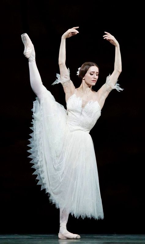 Marianela Núñez-Giselle-Royal Ballet- Photo Gramilano Facebook Page Marinella Nunez, Exam Pictures, Marianela Nunez, Ballet Wallpaper, Ballet Giselle, Ballet Pictures, Vintage Ballerina, Ballet Beauty, Alvin Ailey