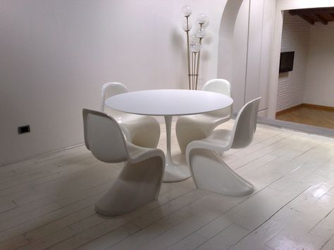 Tavolo Tulip da pranzo ovale o rotondo con piano in laminato Tavolo E. Saarinen BAUHAUS RE EDITION Saarinen Tulip Table, Office Guest Chairs, Panton Chair, Tulip Table, Guest Chair, Dining Room Inspiration, Futurism, Marble Table, Cool Chairs