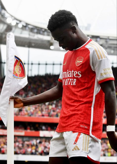 Saka Arsenal, Arsenal Fc Players, Arsenal Wallpapers, Bukayo Saka, Football Or Soccer, Football Players Images, Team Goals, Arsenal Players, Arsenal Football Club