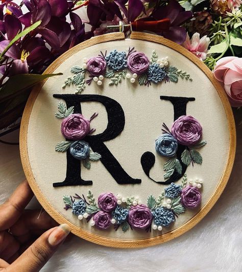 R Letter Embroidery Designs, Pregnancy Embroidery, Hand Embroidery Letters, Modern Hand Embroidery Patterns, Embroidery Hoop Art Diy, Hand Embroidery Patterns Free, Embroidery Frame, Simple Hand Embroidery Patterns, Embroidery Letter