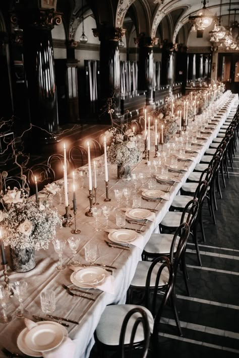 Image of a huge table in the halls of a castle glamorously decorated. Candle Wedding Reception Decoration, Castle Wedding Table Decor, Elegant Castle Wedding, Royal Wedding Inspiration, Old Money Wedding Table, Fall Wedding Black And White, Okd Money Wedding, Old Money Wedding Table Decor, Old Money Theme Wedding