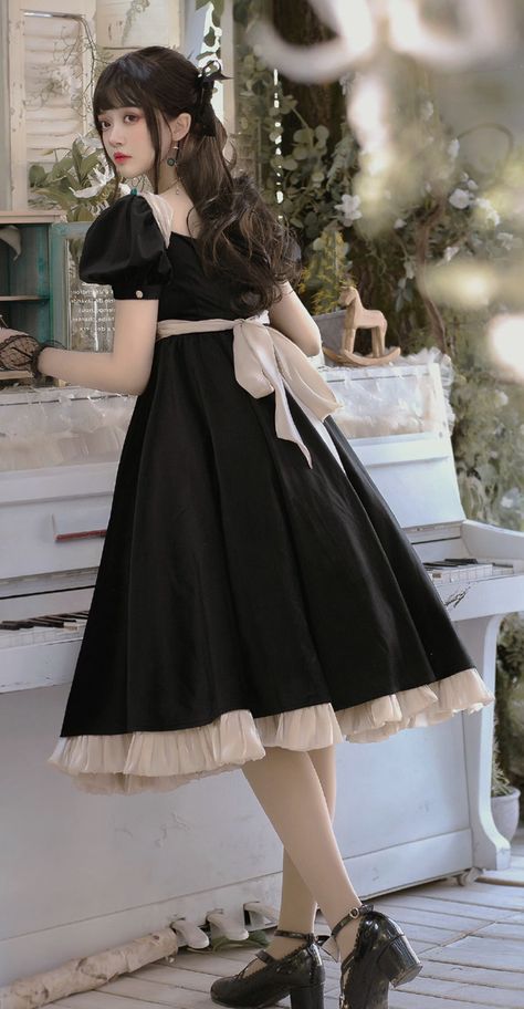 Petticoat Dress Outfit, Mystical Aesthetic Outfits, Lolíta Dress, Vintage Dress Aesthetic, Princess Pose, Jellyfish Dress, Modest Beauty, Ancient Princess, Princess Vintage