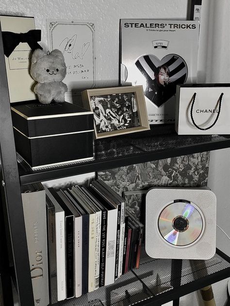 Deobi Aesthetic, Kpop Shelf Aesthetic, Black Aesthetic Room, Shelf Aesthetic, Black Room Aesthetic, Kpop Shelf, Minimalist Room Decor, Album Aesthetic, Study Desk Decor