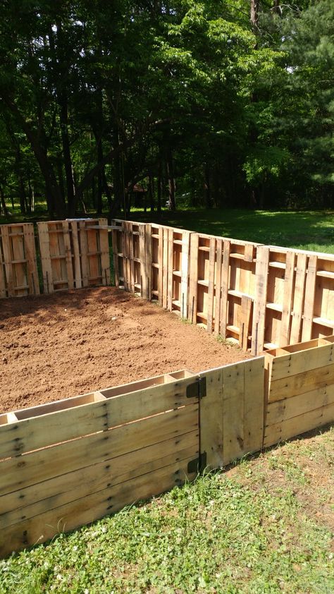 Gate With Pallets, Pallet Enclosure Ideas, Home Made Fence Ideas, Pallet Wood Fence Ideas, Palette Fence, Wood Projects Garden, Pallet Vegetable Garden, Pallet Fence Diy, Wood Pallet Fence