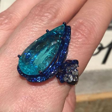 Paraiba Tourmaline Ring, Chopard Jewelry, Peacock Jewelry, Jewelry Photos, Paraiba Tourmaline, Titanium Jewelry, Green Goddess, Tourmaline Jewelry, Blue Tourmaline