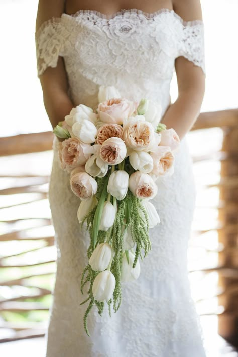 Wedding bouquet with peach garden roses, white tulips, amaranthus, and twisting greenery | Wedding Flowers: Gorgeous Full Cascading Bridal Bouquets via @insideweddings Tulip Bridal Bouquet, فن النسيج, White And Pink Flowers, Cascading Bridal Bouquets, Tulip Wedding, Spring Wedding Bouquets, Cascading Wedding Bouquets, Inside Weddings, Modern Wedding Flowers