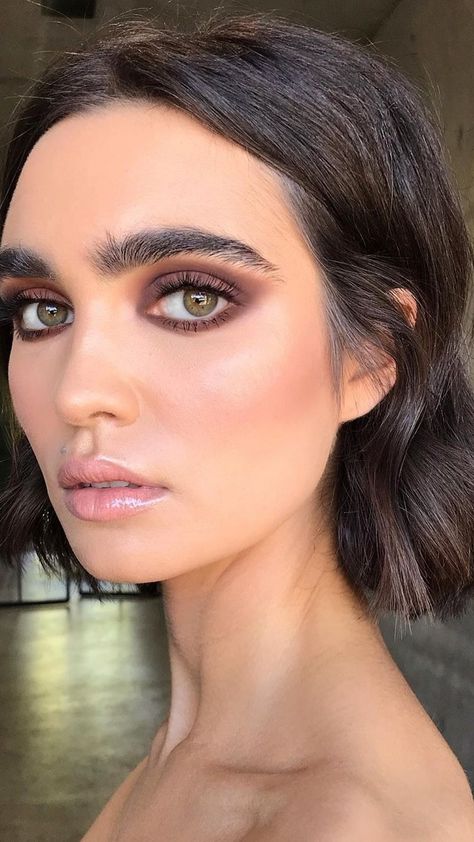 Makeup For Dark Hair And Hazel Eyes, Makeup For Dark Hair And Green Eyes, Solid Eyeshadow Look, Expresso Makeup Look, Moody Eye Makeup, Dark Eyeshadow Looks For Brown Eyes, Opera Makeup Look, Italian Make Up Look, Black Eye Makeup Hooded Eyes