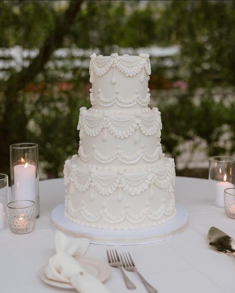 Simple Elegant Wedding Cakes 2 Tier, Modern Classic Wedding Cake, Wedding Cake Timeless, Wedding Cake Inspo Simple, Regal Wedding Cake, Classic White Wedding Cake, Old Money Weddings, Cescaphe Cakes, Classic Wedding Cake Vintage