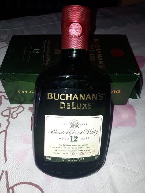 Buchanans Whiskey Fotos, Buchanans Whiskey, Buchanan Whiskey, Buchanan Deluxe, Blended Whisky, Alcohol Party, Memes Status, Macallan Whiskey Bottle, Tequila