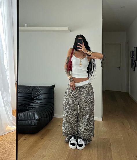 Women’s Street Wear Outfits, Fashion Inspo Streetwear, Streetwear Baggy Outfits, White Outfits Streetwear, Feminine Street Wear, 90s Hiphop Fashion Women, Over Accessorized Outfit, Street Wear Women Summer, R B Aesthetic Outfit