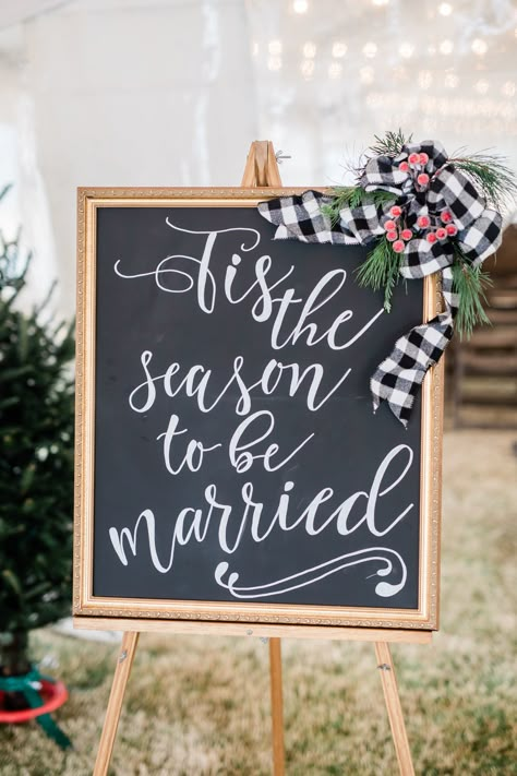 Christmas Shower Bridal, Christmas Couples Wedding Shower Ideas, Christmas Bridal Brunch Ideas, Christmas Brunch Wedding, Outdoor Christmas Wedding Ideas, Wedding Shower Christmas Theme, Holiday Themed Bridal Shower Ideas, Christmas Home Wedding, Small Christmas Wedding At Home