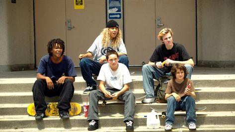 In light of film appreciation, the movie, Mid 90s directed by Jonah Hill, mastered the dress of skater cliques in the mid 90s. The typical dress of this group in this time was on point by applying baggy vintage tees (including brands such as stussy), bulky skating shoes (such as DC's) unlike today with flatter vans, and cargo pants. This time is still an influence to skaters today especially with the brands and baggy cargo pants. Mid 90s Aesthetic, 90s Characters, Diy Leggings, Mid 90/, Style Skate, Stacey Dash, Larry Clark, Diy Outfits, Xavier Dolan