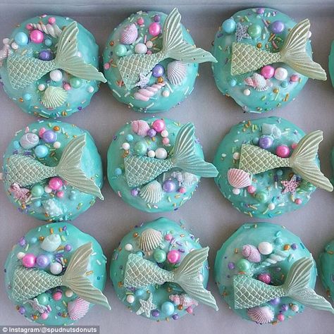 Donut Decorating Ideas, 4de Verjaardag, Mermaid Cookies, Mermaid Birthday Party Decorations, Mermaid Theme Birthday Party, Mermaid Cupcakes, Mermaid Birthday Cakes, Ariel Birthday, Cute Donuts