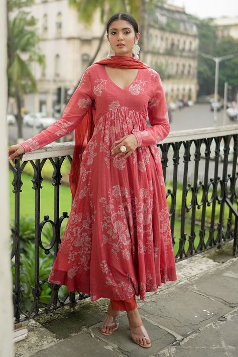 Round Anarkali Kurti, Kurti Pent Pair Designs Latest Indian, Full Sleeve Kurta Set, Frocks Poses For Women, Anarkali Plus Size, V Neck Full Sleeve Kurti, V Neck Anarkali Suits, Anaar Kali Dress, Anarkali Models For Stitching