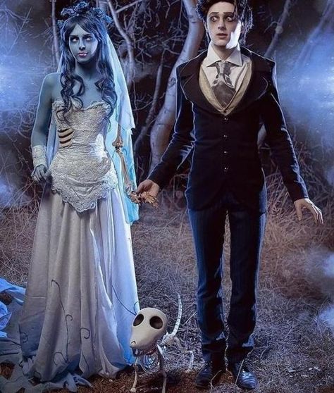 Cómo hacer un disfraz de novia cadáver para Halloween. Emily, el personaje principal de la famosa película de animación de Tim Burton, La Novia Cadáver (Corpse Bride) se ha convertido en uno de los disfraces más populares entre las chicas para lucir en la... Carnaval Make-up, Halloween Costume Couple, Corpse Bride Costume, Halloween Parejas, Bride Costume, Hallowen Costume, Unique Halloween Costumes, Fantasias Halloween, Corpse Bride