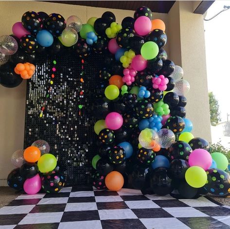 Black And Neon Party, Black And Neon Balloon Garland, Black And Neon Birthday Party, Retro Balloon Decor, Neon Balloon Wall, Neon Party Balloons, Neon Party Backdrop, Neon Balloon Decorations, Neon Table Decorations