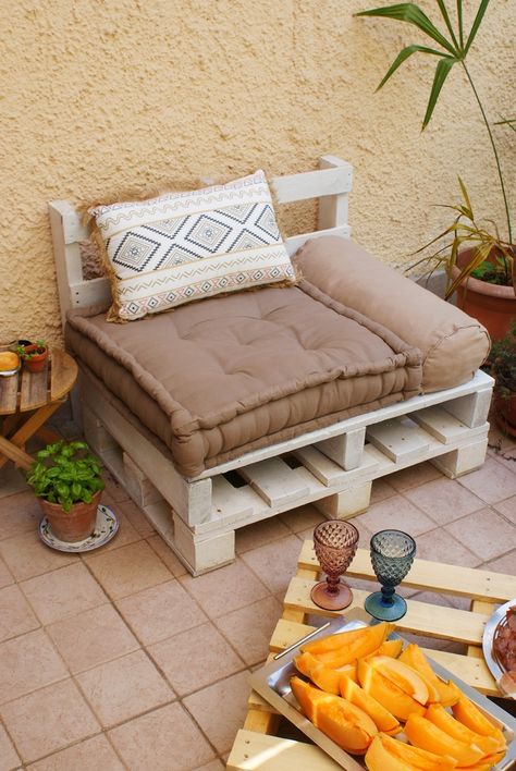 diy pallet outdoor idea decor Pallet Lounger Diy, Wood Palette Patio Furniture, Ideas For Small Pallets, Outdoor Palette Couch, Pallet Board Couch, Bonket Seating Diy, Wood Pallet Bench Outdoor Seating, Small Pallet Ideas Diy, Wooden Pallet Couch