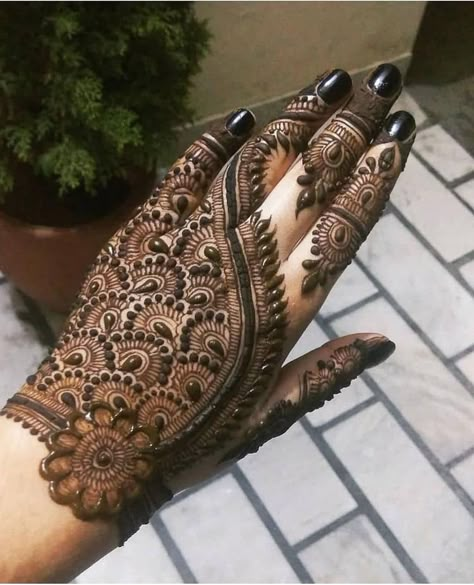 Girly Henna, Easy Mehandi, Masjid Haram, Round Mehndi Design, Front Mehndi Design, Half Heart, Latest Henna Designs, Mehndi Design Pictures, Simple Mehndi Designs Fingers