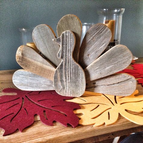 Reclaimed wood Thanksgiving turkey centerpiece Thanksgiving Rustic Decor, Skid Projects Pallet Ideas, Diy Wood Thanksgiving Decor, Turkey Signs Wood, Wood Turkey Pattern, Wood Thanksgiving Decorations, Wood Thanksgiving Decor, Wooden Thanksgiving Crafts, Diy Wood Turkey