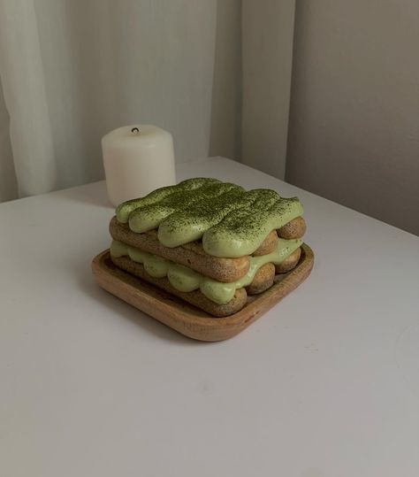 Matcha Food Photography, Matcha Tiramisu Aesthetic, Green Bakery Aesthetic, Tiramisu Aesthetic, Matcha Snacks, Matcha Kit Kat, Matcha Tiramisu, Matcha Dessert, Matcha Cake