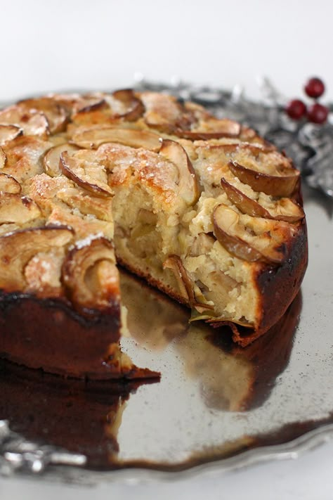 Italian Apple Cake using Greek yoghurt, almond flour, melted unsalted butter and sanding sugar. A bit unorthodox but the result is gorgeous and now my family has their own nonna's Italian Apple Cake recipe. Greek Yoghurt Recipes, Apple And Almond Cake, Greek Yogurt Cake, Almond Flour Cakes, Sanding Sugar, Apple Cake Recipe, Yoghurt Cake, Baking With Almond Flour, Orange Cake Recipe