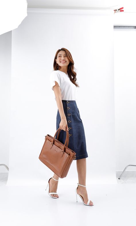 Some basic fashion poses with bags Holding Bag Pose Reference, Poses With Bags, Holding Bag Pose, Holding Bag Reference, Bags Photoshoot Ideas, 19 Photoshoot, Bags Shoot, Fashion Styling Photography, Indoor Photoshoot