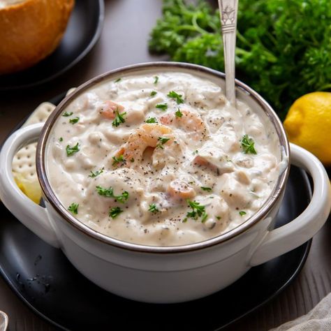 This Creamy Seafood Chowder recipe is filled with salmon, halibut, shrimp, and baby clams to satisfy your seafood craving! Halibut Chowder Recipes, Halibut Chowder, Best Seafood Chowder Recipe, Seafood Chowder Recipe, Creamy Seafood, Creamy Salmon, Chowder Recipes Seafood, Corkboard Ideas, Fish Chowder