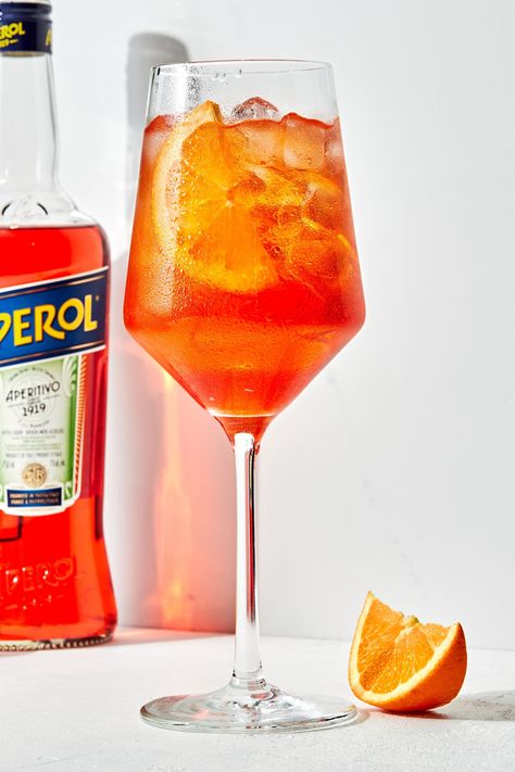 Bubbling and glowing and perfect in every way, our Aperol Spritz recipe serves up a refreshing dose of classic Italian apertivo culture. Aperol Spritz Painting, Aperol Spritz Glasses, Spritz Aperol, Aperol Spritz Recipe, Spritz Recipe, The Modern Proper, Modern Proper, Italian Cocktails, Cocktail Photography