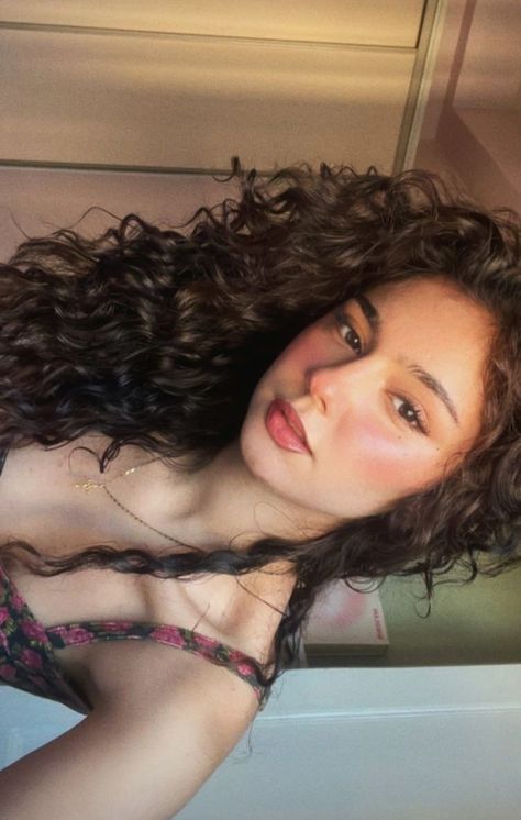 Curly Hair Photos, Curly Hair Inspiration, Curly Hair Routine, Selfie Ideas Instagram, Hair Stylist Life, Jolie Photo, Dream Hair, Curly Girl, Hair Waves