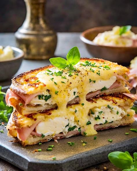 Croque Monsieur Best Hot Sandwich Recipes, Croc Monsieur, Sandwich Night, Sandwich Melts, European Breakfast, Arugula Pasta, Crust Designs, Pie Crust Designs, What Should I Eat