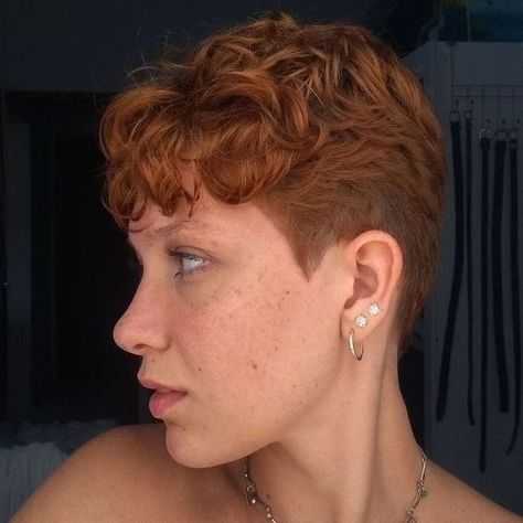 Short haircuts ideas Pixie Ginger Hair, Ginger Buzzcut, Pixie Cut Ondulado, Ginger Pixie Haircut, Copper Pixie Cut, Ginger Pixie Cut, Cabelo Pixie Cut, Enby Hairstyles, Ginger Pixie