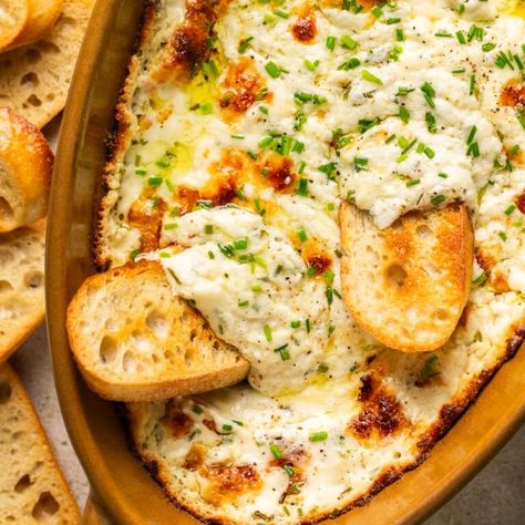 Cheesy Baked Garlic Bread Dip Recipe | Healthy Little Peach Garlic Bread Dip, Bread Dips Recipes, Cream Cheese Recipes Dip, Queso Dip Recipes, Delicious Dips Recipes, Handheld Mixer, Garlic Dip, Bread Dip, Broccoli Salad Recipe